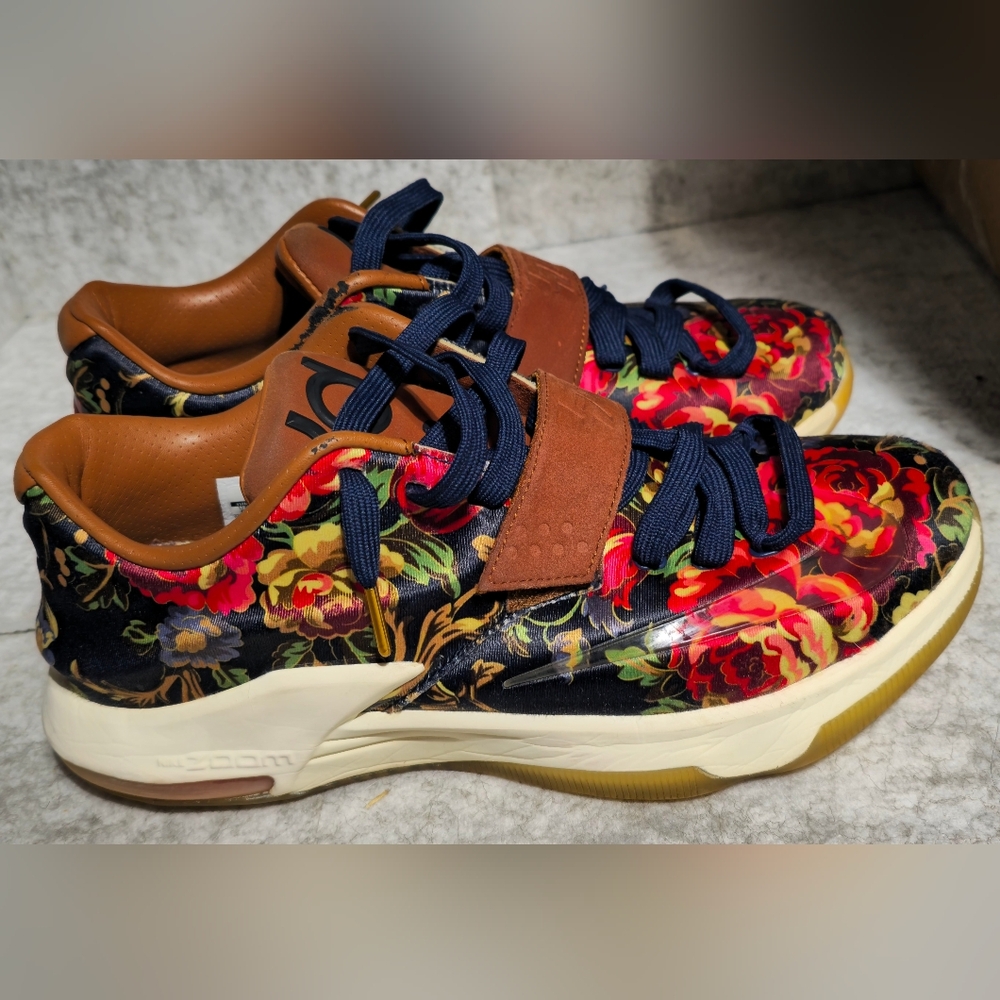 Nike KD 7 EXT QS 'Floral' sneaker in the Midnight Navy/Black-Hazelnut colorway.